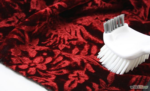 Mẹo làm sạch vết bẩn trên vải nhung 'khó chiều' - 4