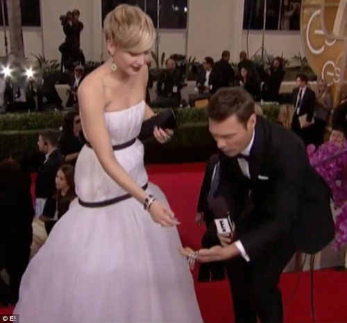 vay dior cua jennifer lawrence bi dan mang che gieu - 11