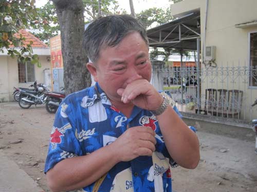cha thu pham bat coc soc khi thay con tren bao - 1