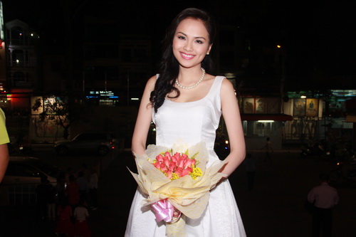 hh diem huong lan dau khoe ba ruot - 2