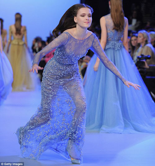 mau tre nga nhoai tai show elie saab - 2