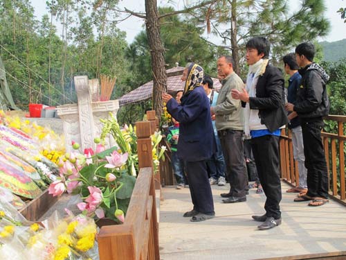 nuom nuop khach vieng mo dai tuong dip cuoi nam - 1
