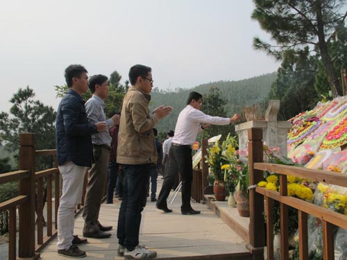 nuom nuop khach vieng mo dai tuong dip cuoi nam - 2