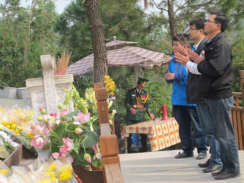 nuom nuop khach vieng mo dai tuong dip cuoi nam - 6