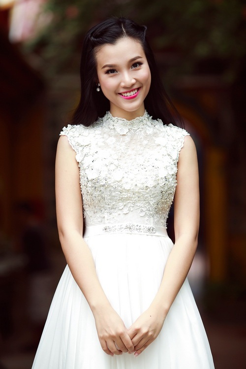 a hau hoang oanh dep rang nguoi tuoi xuan - 1