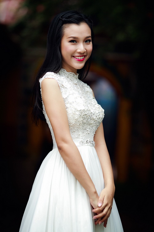 a hau hoang oanh dep rang nguoi tuoi xuan - 3