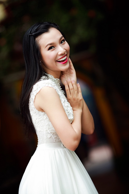 a hau hoang oanh dep rang nguoi tuoi xuan - 4