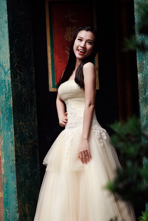 a hau hoang oanh dep rang nguoi tuoi xuan - 7