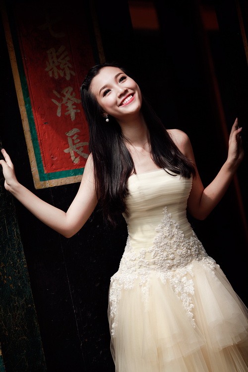 a hau hoang oanh dep rang nguoi tuoi xuan - 8