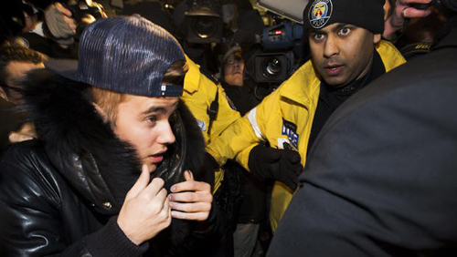 justin bieber doi mat voi toi hanh hung - 1
