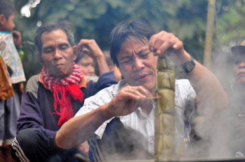 cha con "nguoi rung": khong an tet bang chuot nuong nua! - 2