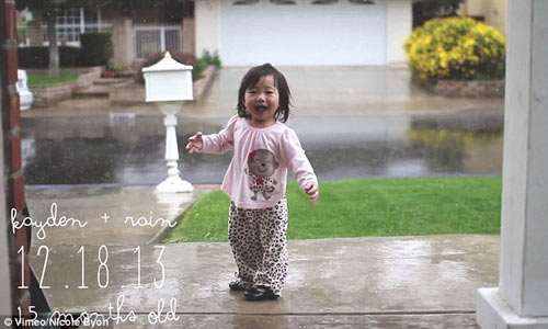 clip be 1 tuoi nghich mua "chao dao" internet - 4
