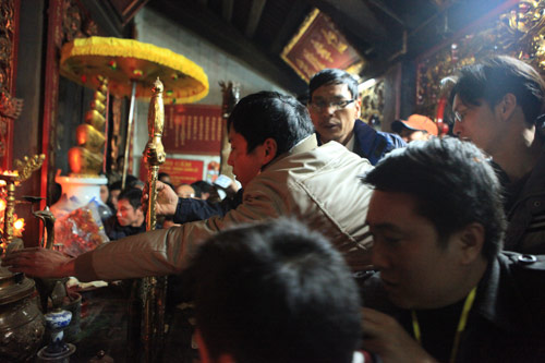 khai an den tran: treo len ban tho de cau may - 4