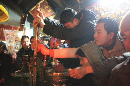 khai an den tran: treo len ban tho de cau may - 8