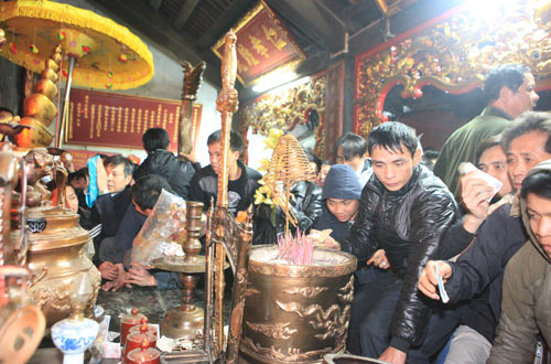 khai an den tran: treo len ban tho de cau may - 9