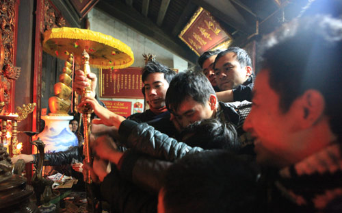 khai an den tran: treo len ban tho de cau may - 3