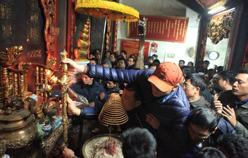 khai an den tran: treo len ban tho de cau may - 5