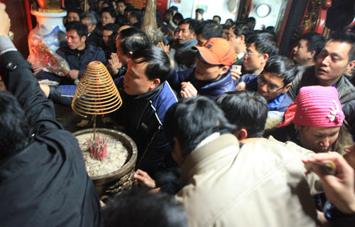 khai an den tran: treo len ban tho de cau may - 6
