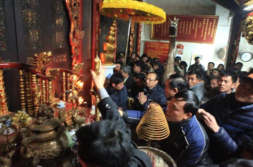 khai an den tran: treo len ban tho de cau may - 7