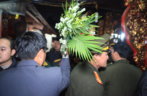 khai an den tran: treo len ban tho de cau may - 11