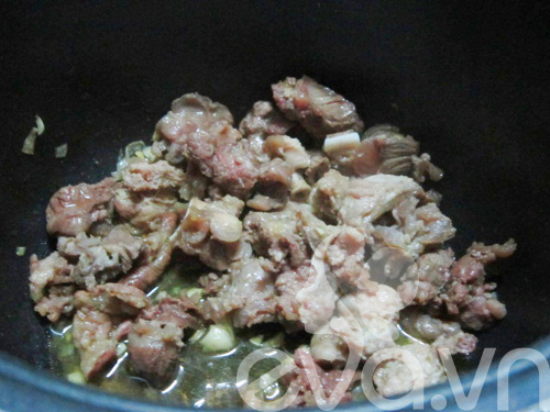 Bò nấu sốt vang nóng hôi hổi - 4