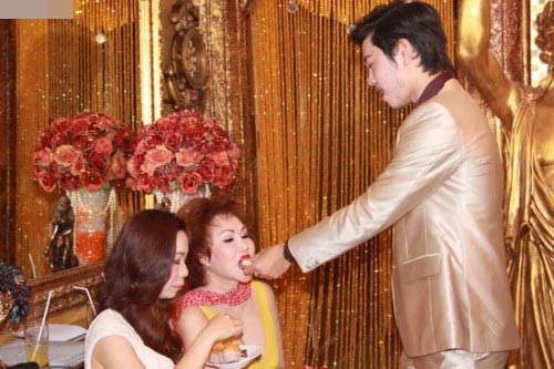 hai cap "phi cong tre - ba gia" hot nhat hien nay - 5
