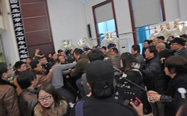 dam tang nghe si luc linh dong xay ra xo xat - 3