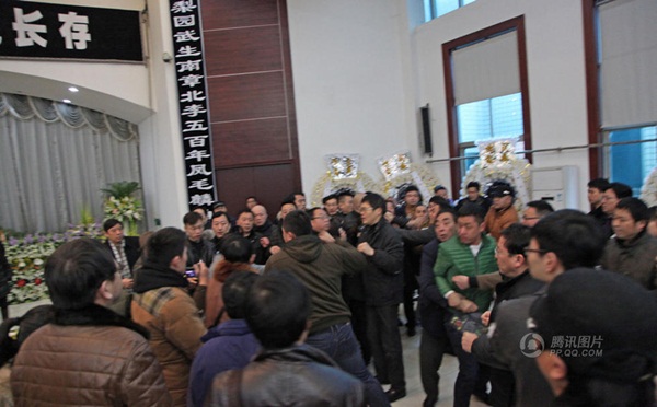 dam tang nghe si luc linh dong xay ra xo xat - 4