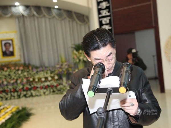 dam tang nghe si luc linh dong xay ra xo xat - 5