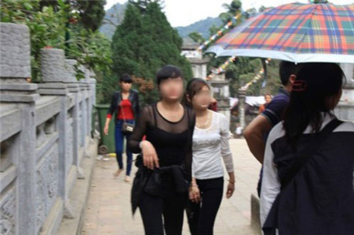 nhuc mat: vay ngan, ao ho di le chua - 4