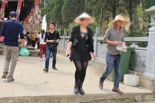 nhuc mat: vay ngan, ao ho di le chua - 7