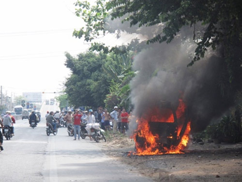xe 7 cho boc chay, tai xe bong nang - 1