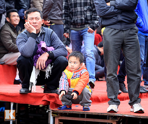 tre doi mua theo nguoi lon xem choi trau tai hn - 12