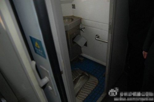 me de roi tren tau roi vut con vao toilet - 1