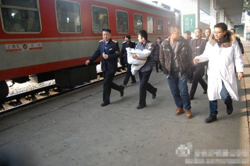 me de roi tren tau roi vut con vao toilet - 4