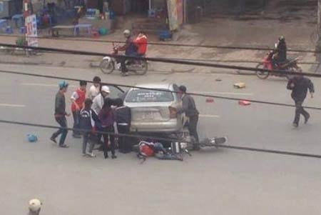 hang chuc nguoi giai cuu co gai mac ket duoi gam o to - 1