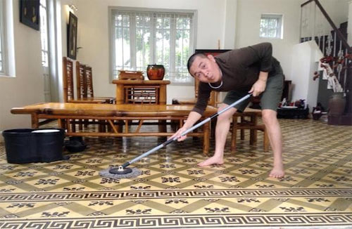 xuan hinh "bi" bat lau nha truoc ngay 8/3 - 1