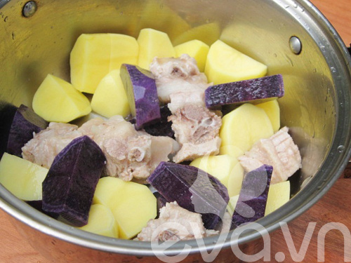 Canh khoai tây nấu sườn nóng hổi - 5