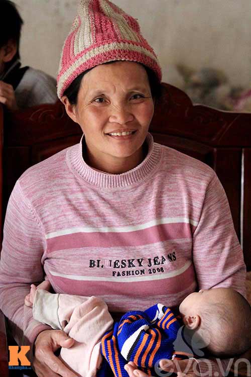 45 tuoi lan loi xuc tep nuoi 14 con - 1