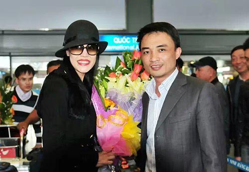 thu phuong va chong duoc chao don o san bay - 1