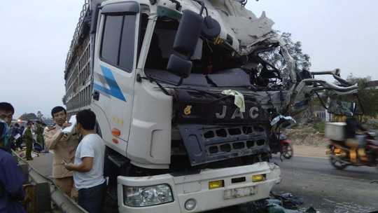 xe khách doi dau xe tải, 1 nguòi chét, 1 nguy kich - 1