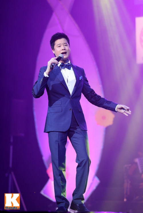 tung duong duoc fan nu om hon tren san khau - 8