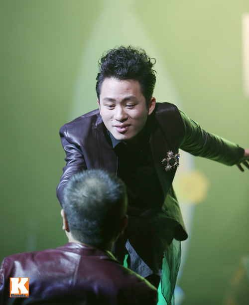 tung duong duoc fan nu om hon tren san khau - 4