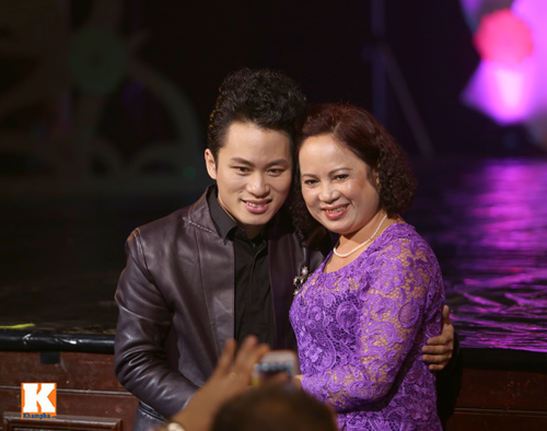 tung duong duoc fan nu om hon tren san khau - 5