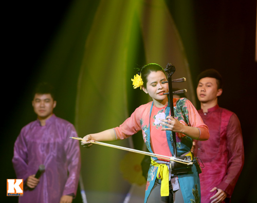 tung duong duoc fan nu om hon tren san khau - 18