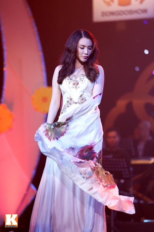 tung duong duoc fan nu om hon tren san khau - 10