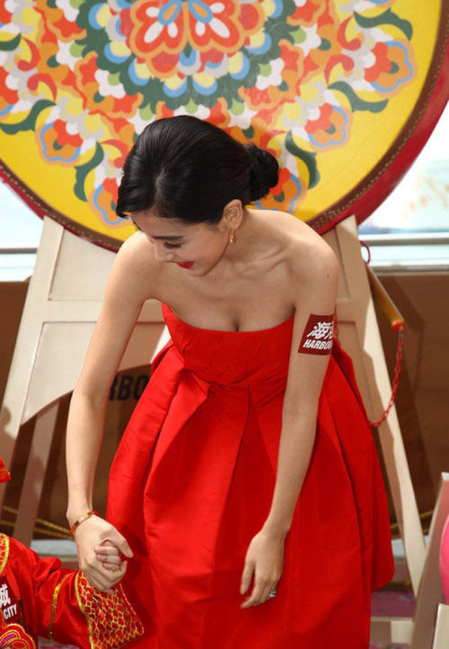 Chiêu sexy của & quot;nữ hoàng dao kéo & quot; xứ Trung