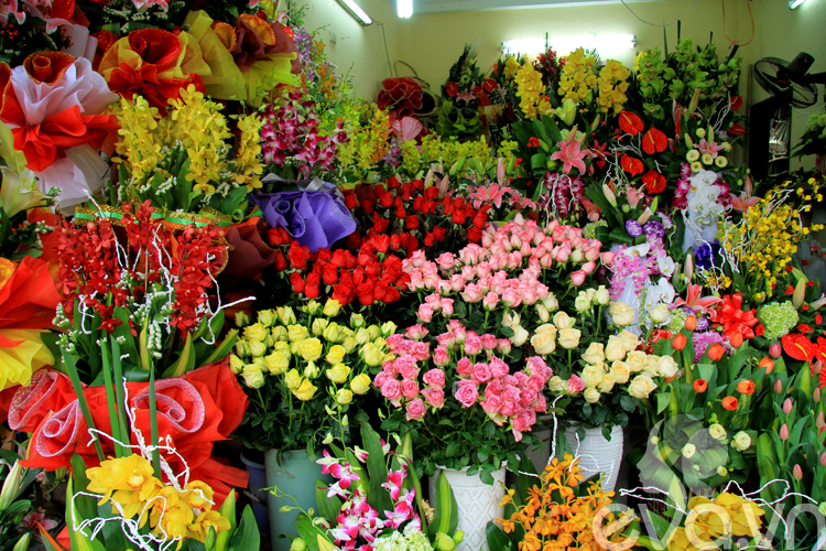 Hoa tặng phái đẹp 8/3 chỉ từ 100 nghìn đồng