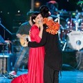 Làng sao - Tuấn Hưng ôm chặt Phi Nhung trước ngày cưới