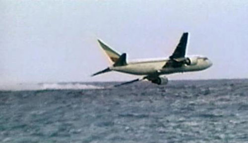 máy bay roi xuóng biẻn, hy vọng sóng sót vãn còn - 1